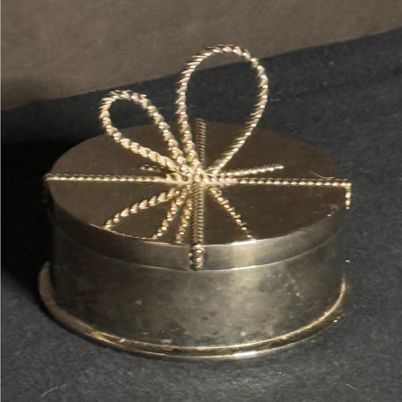 Vera Wang silver plate round jewelry box. Trinket box with bow. - Picture 2 of 4